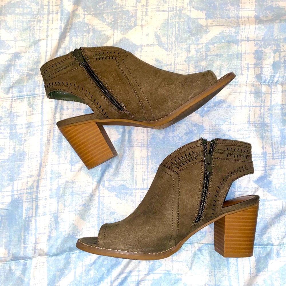Olive green ankle heel boots used in good conditions size 7